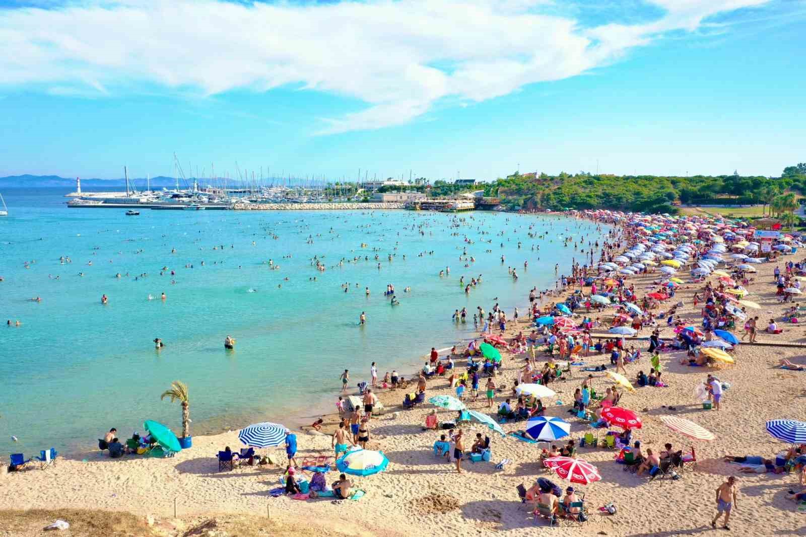 Didim sahillerinde ‘iğne atsan yere düşmez görüntüler’ oluştu