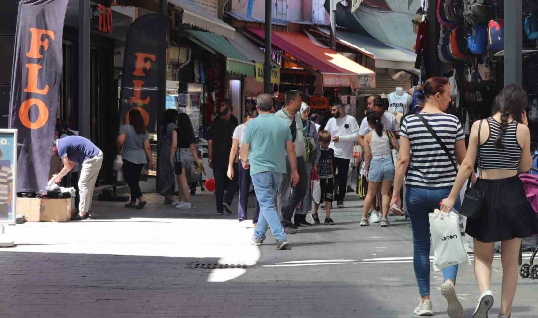 İzmir’in Tarihi Kemeraltı Çarşısı’nda