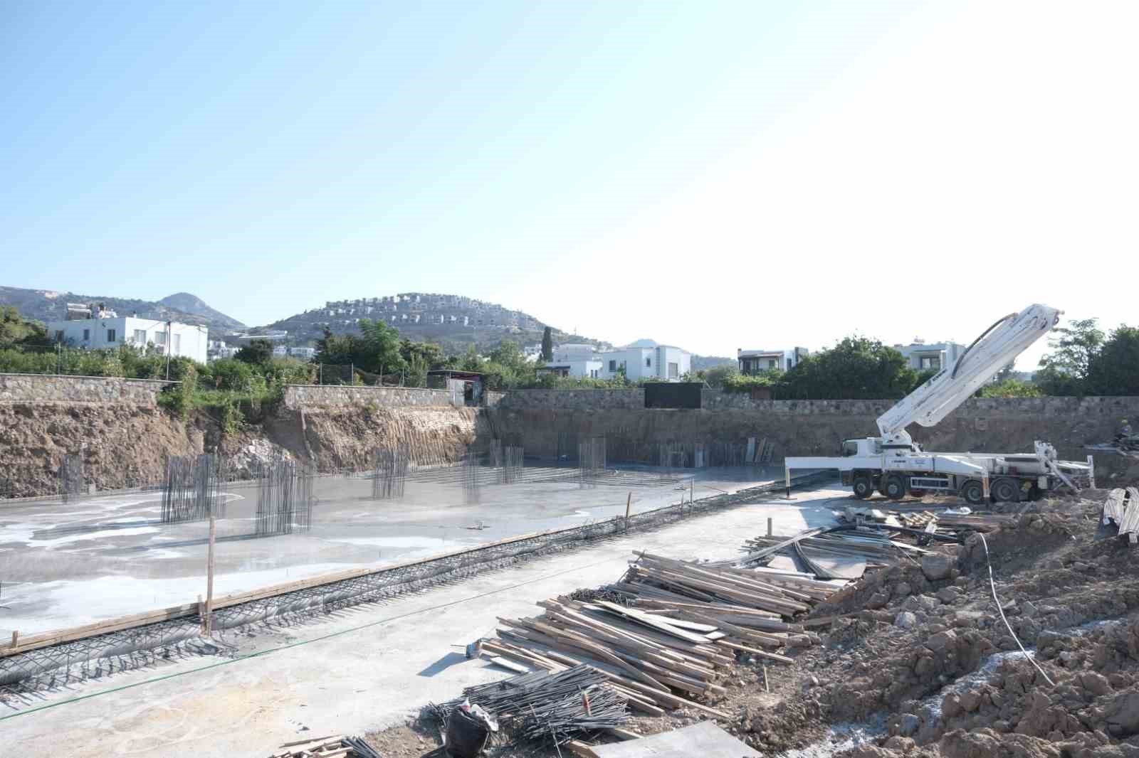 Bodrum Belediye Başkanı Tamer Mandalinci,Yalıkavak pazaryeri çalışmalarını inceledi