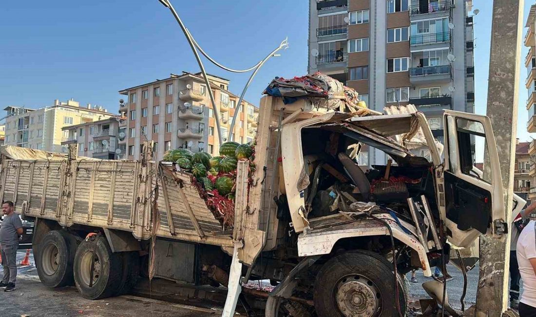 Uşak’ta karpuz yüklü kamyonun