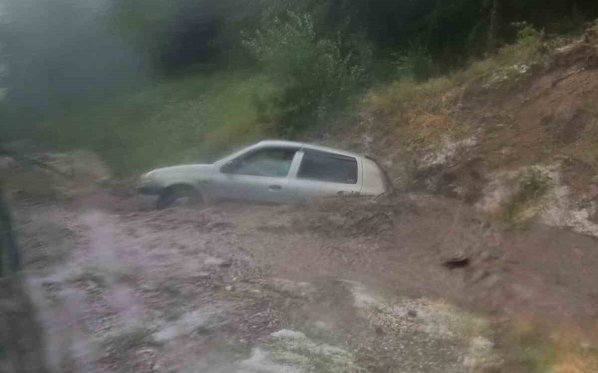 Kütahya’da otomobil sele kapıldı, o anlar kameraya yansıdı