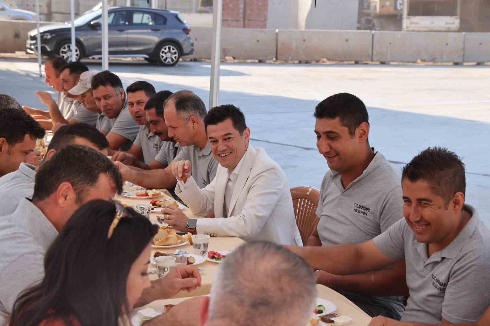 Marmaris Belediye Başkanı Acar Ünlü işçilerle kahvaltıda buluştu