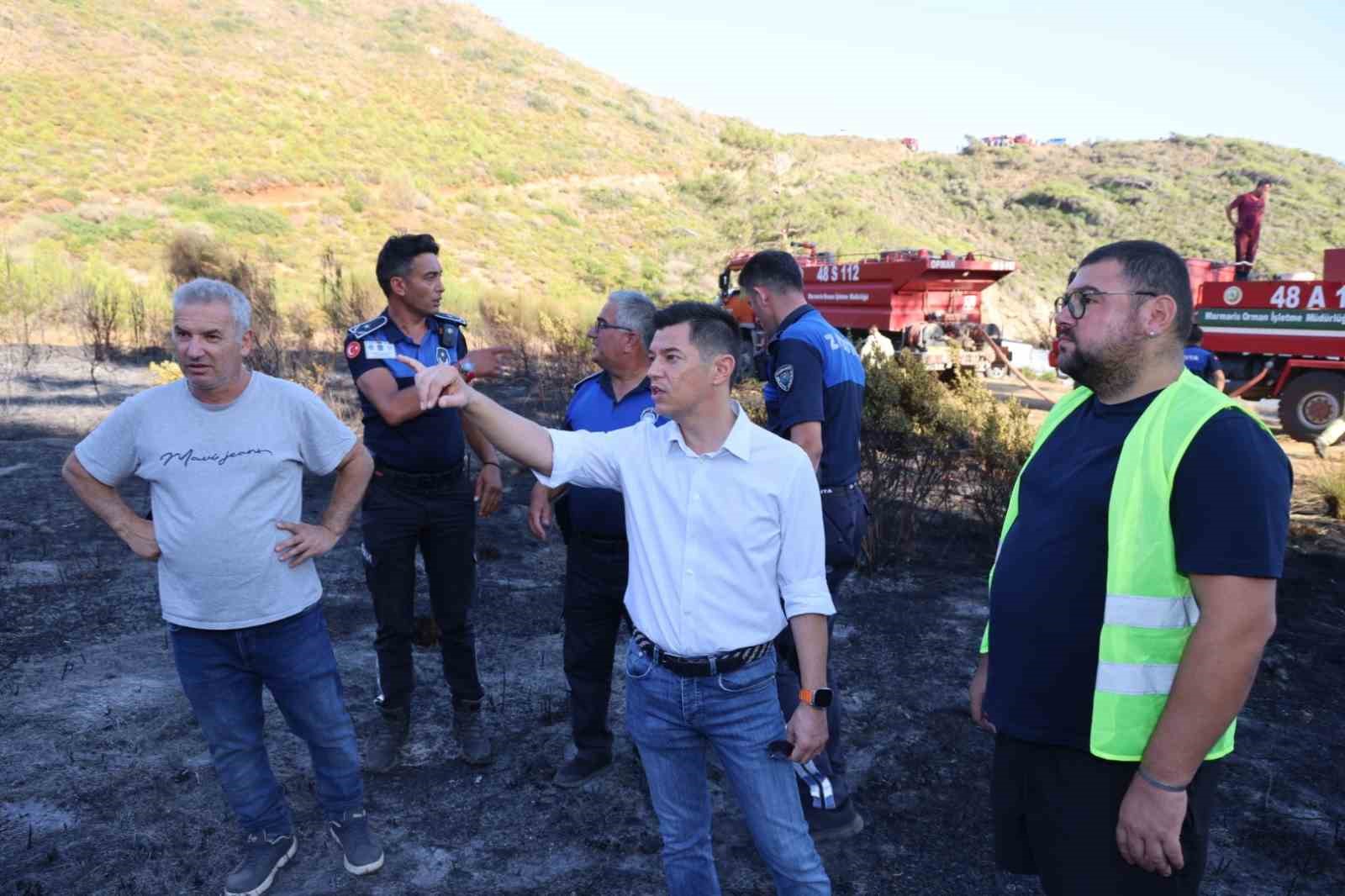 Marmaris Belediye Başkanı Acar Ünlü, yangın alanlarında incelemelerde bulundu