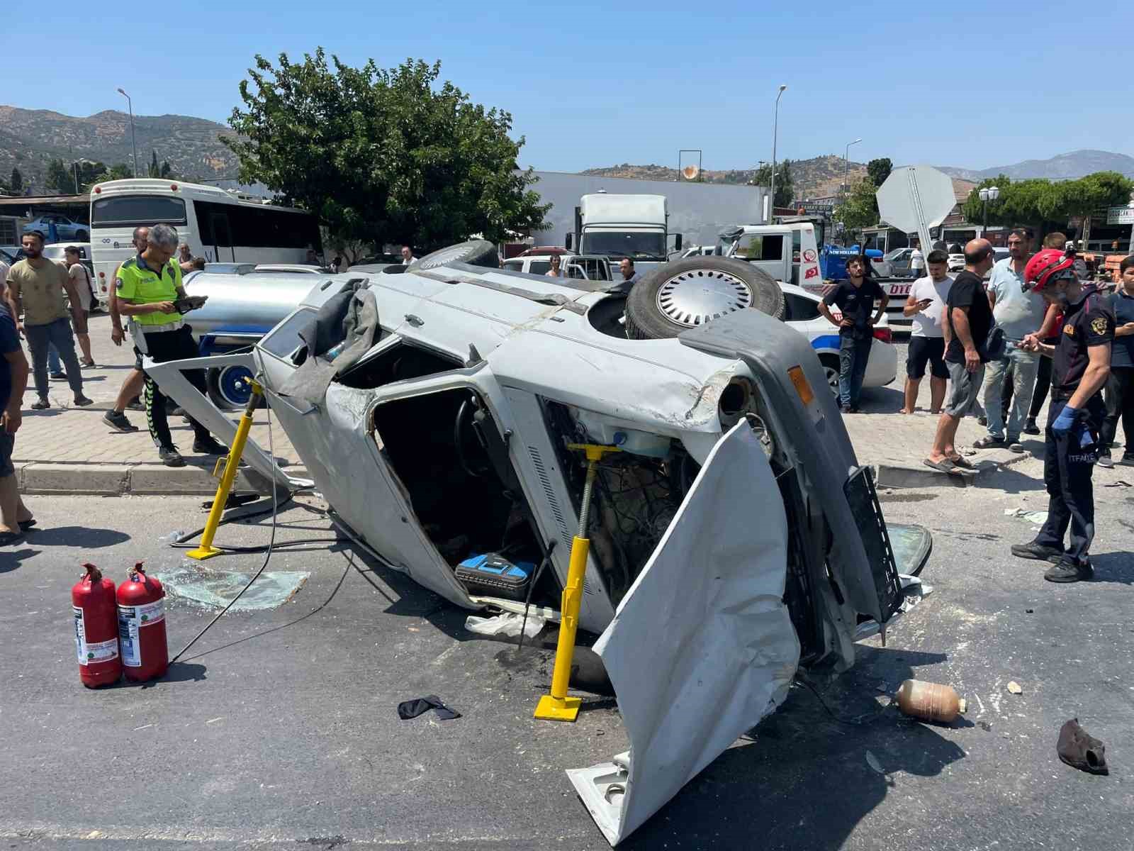 Aydın’daki kazada otomobil yan yattı, polis tırın peşinde