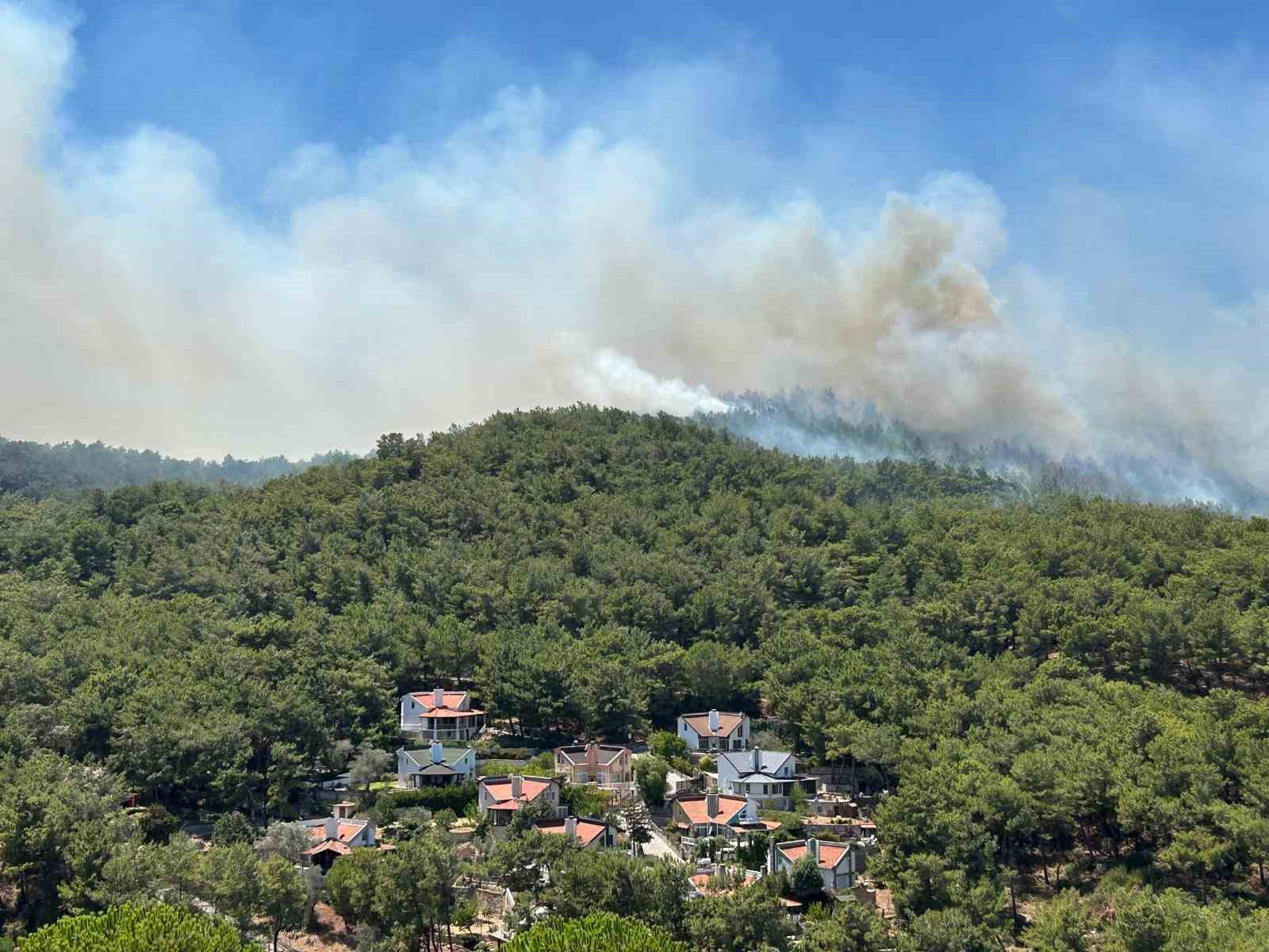 İzmir’deki orman yangınında 120 konut tahliye edildi