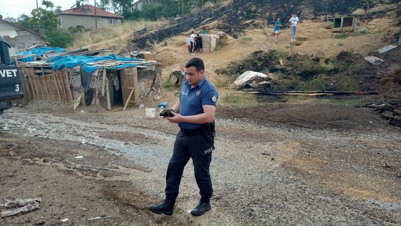 Uşak’ta çıkan yangın evlere ve ormanlık alana sıçramadan söndürüldü