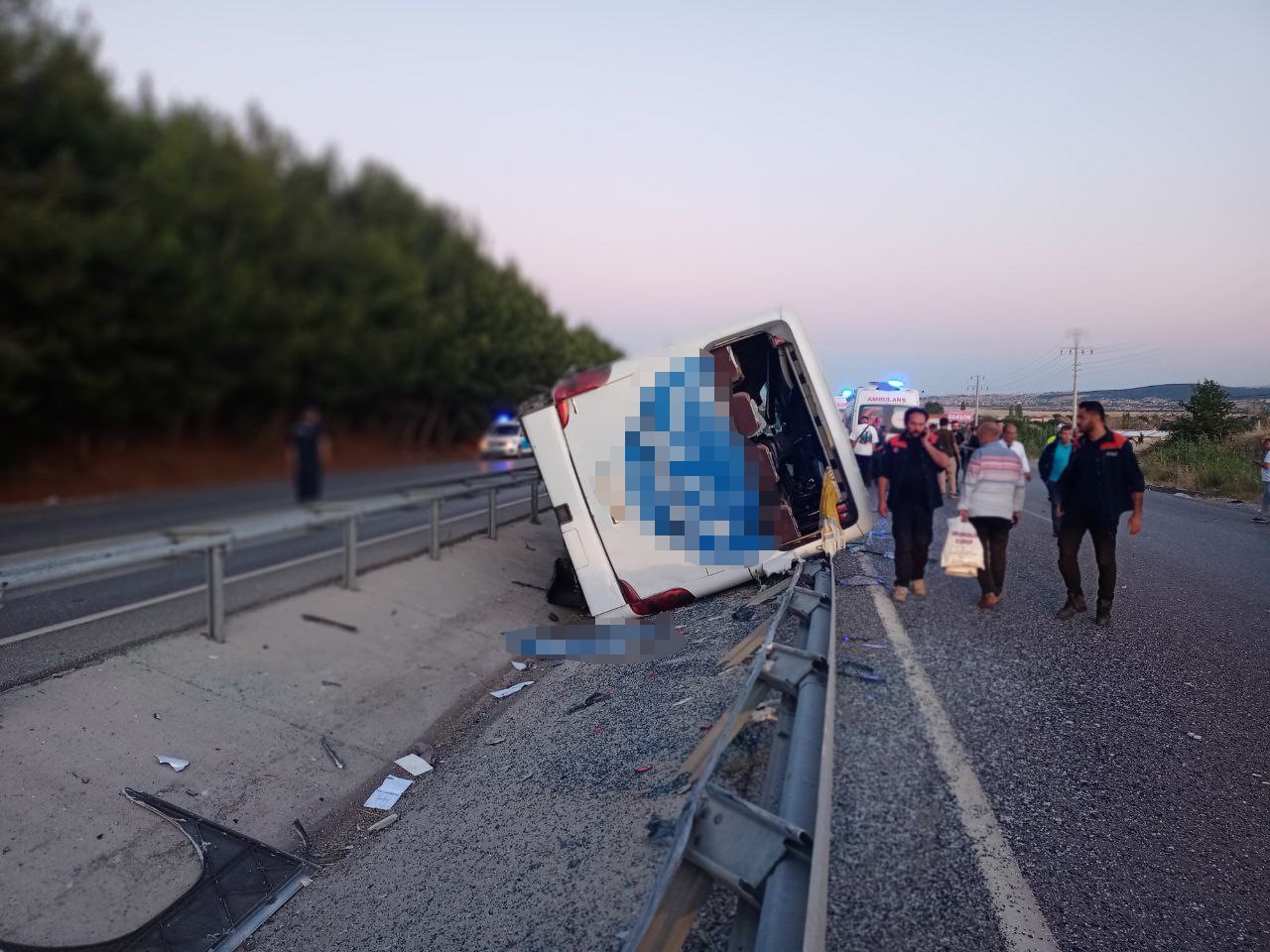 Uşak’ta kontrolden çıkan yolcu otobüsü tahliye kanalına devrildi: 11 yaralı