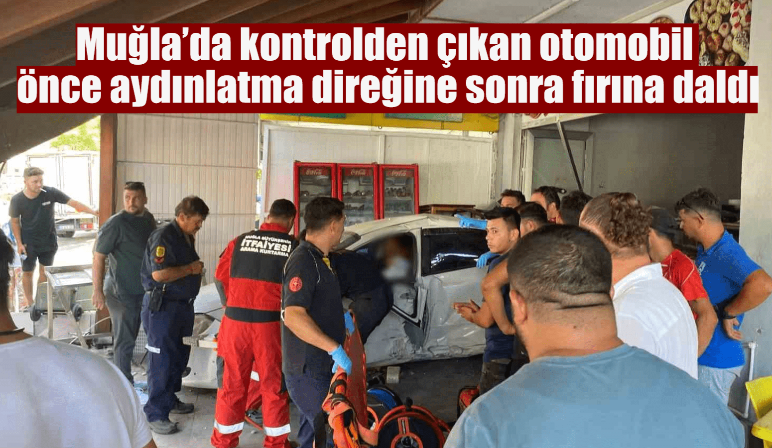 Muğla’da kontrolden çıkan otomobil önce aydınlatma direğine sonra fırına daldı