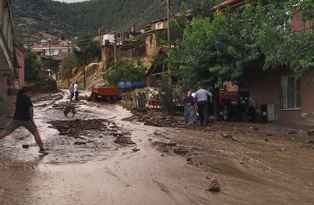 Aydın’ın Karacasu ilçesinde akşam