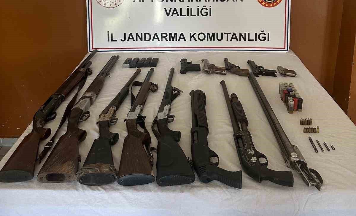 Cephaneliğe yetecek kadar ruhsatsız silahla yakalandı