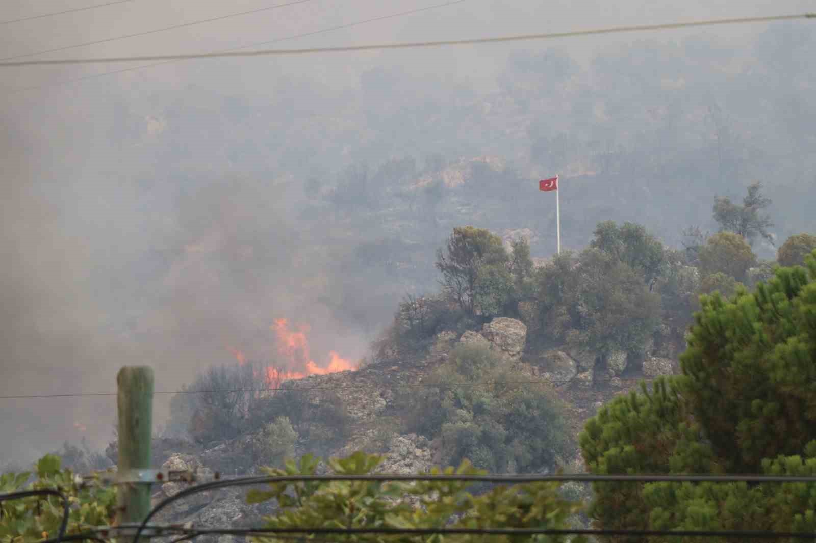 Dağ taş yandı, Türk bayrağı alevlerden korundu