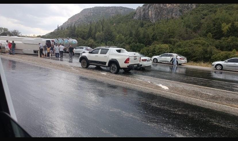 Denizli’de düğüne giden midibüs kayganlaşan yolda devrildi: 1’i ağır 20 yaralı