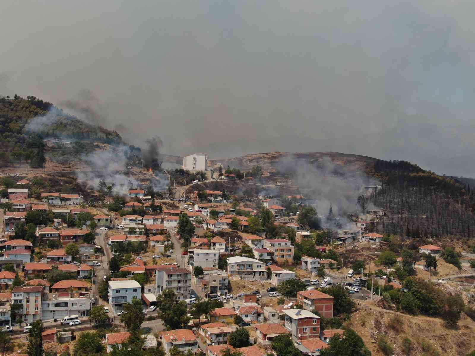 İzmir’de yerleşim yerlerlerine sıçarayan orman yangınında bazı evler kül oldu