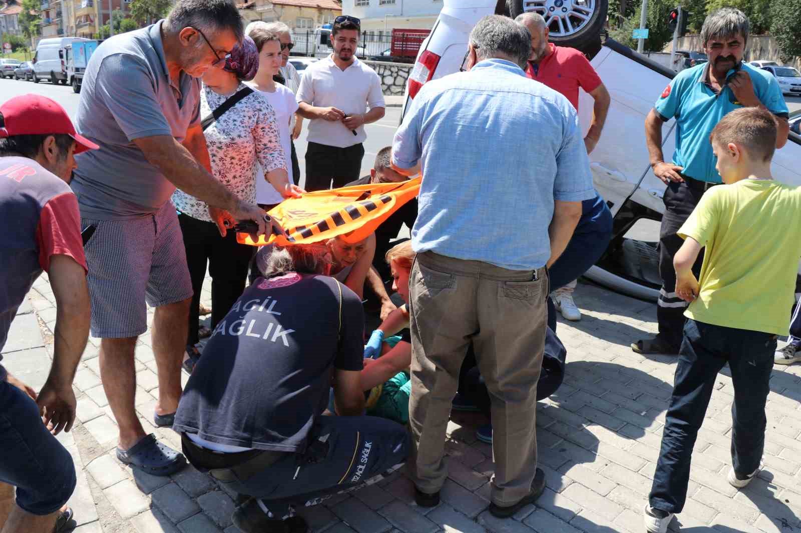 Denizli’de kavşakta ışık ihlali yapan iki araç çarpıştı. Çarpışma sonucu