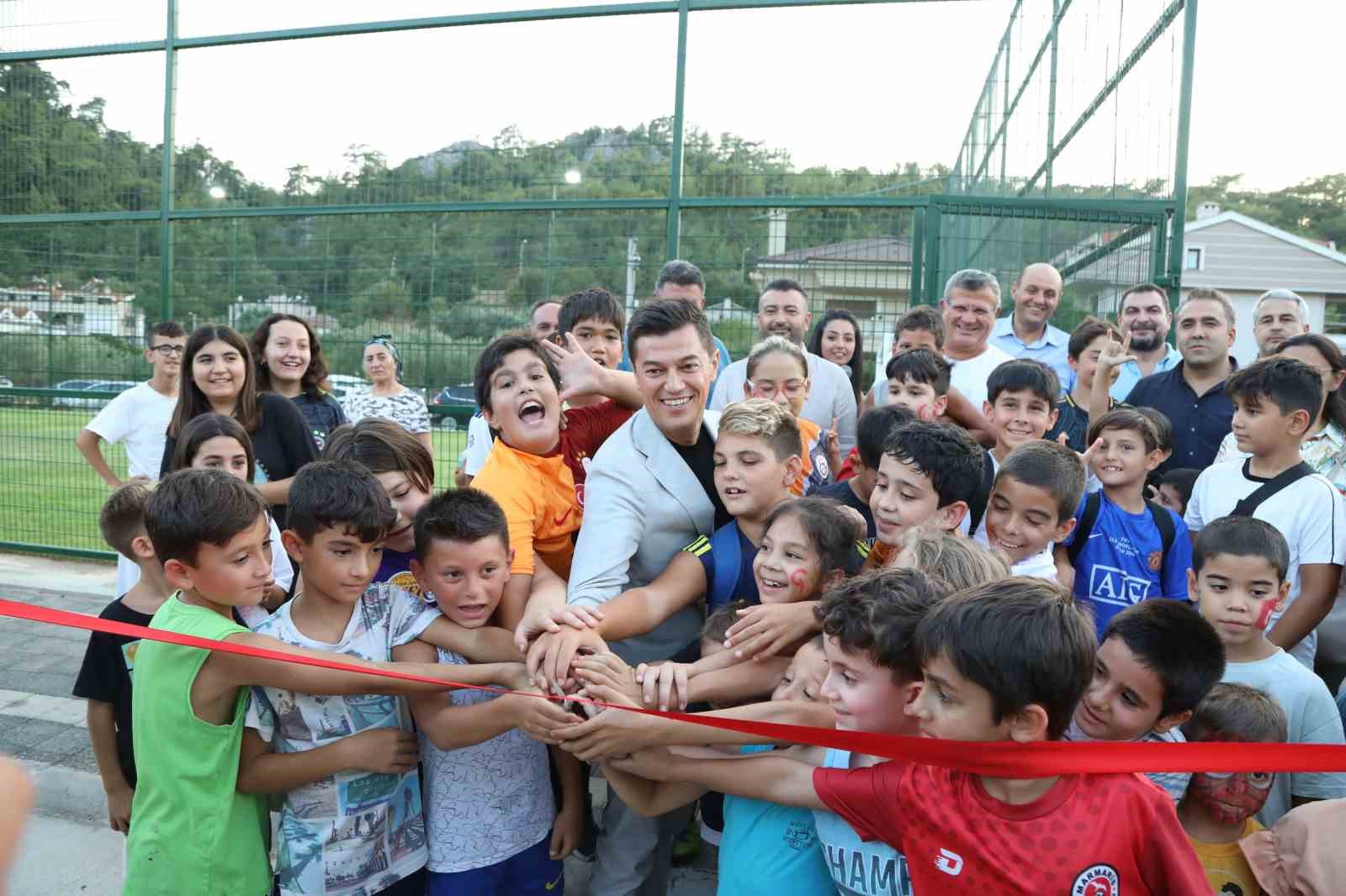 Marmaris Belediye Başkanı Acar Ünlü,  parkı çocuklarla beraber açtı