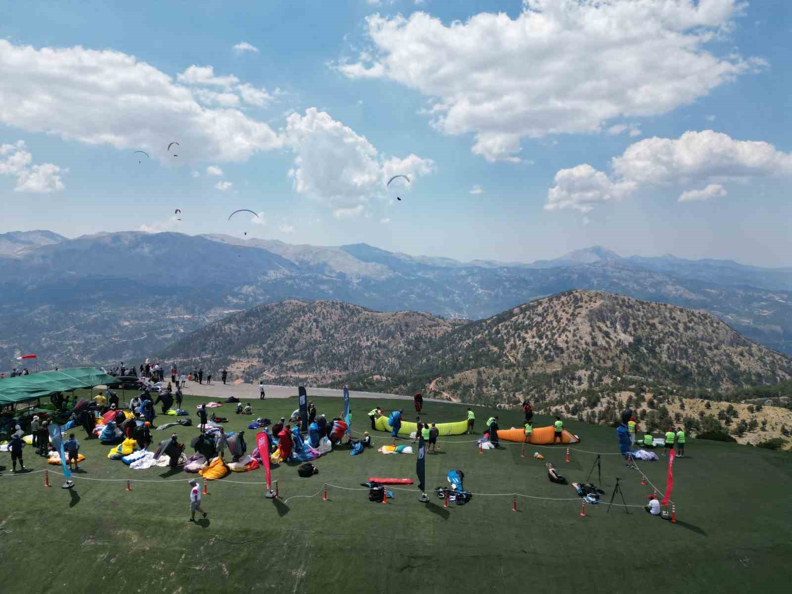 Yamaç Paraşütü Dünya Kupası heyecanı Denizli semalarında başladı