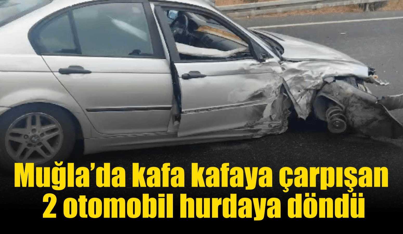 Muğla’da kafa kafaya çarpışan 2 otomobil hurdaya döndü