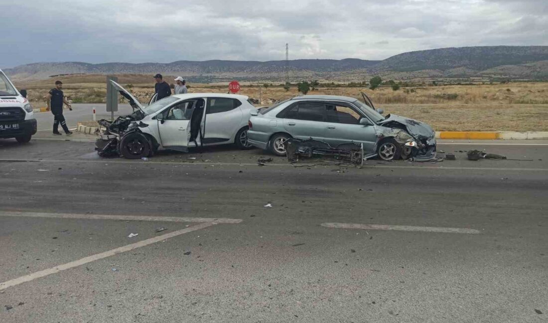 Denizli’de iki aracın karıştığı kazada otomobiller adeta hurdaya döndü. Kazada