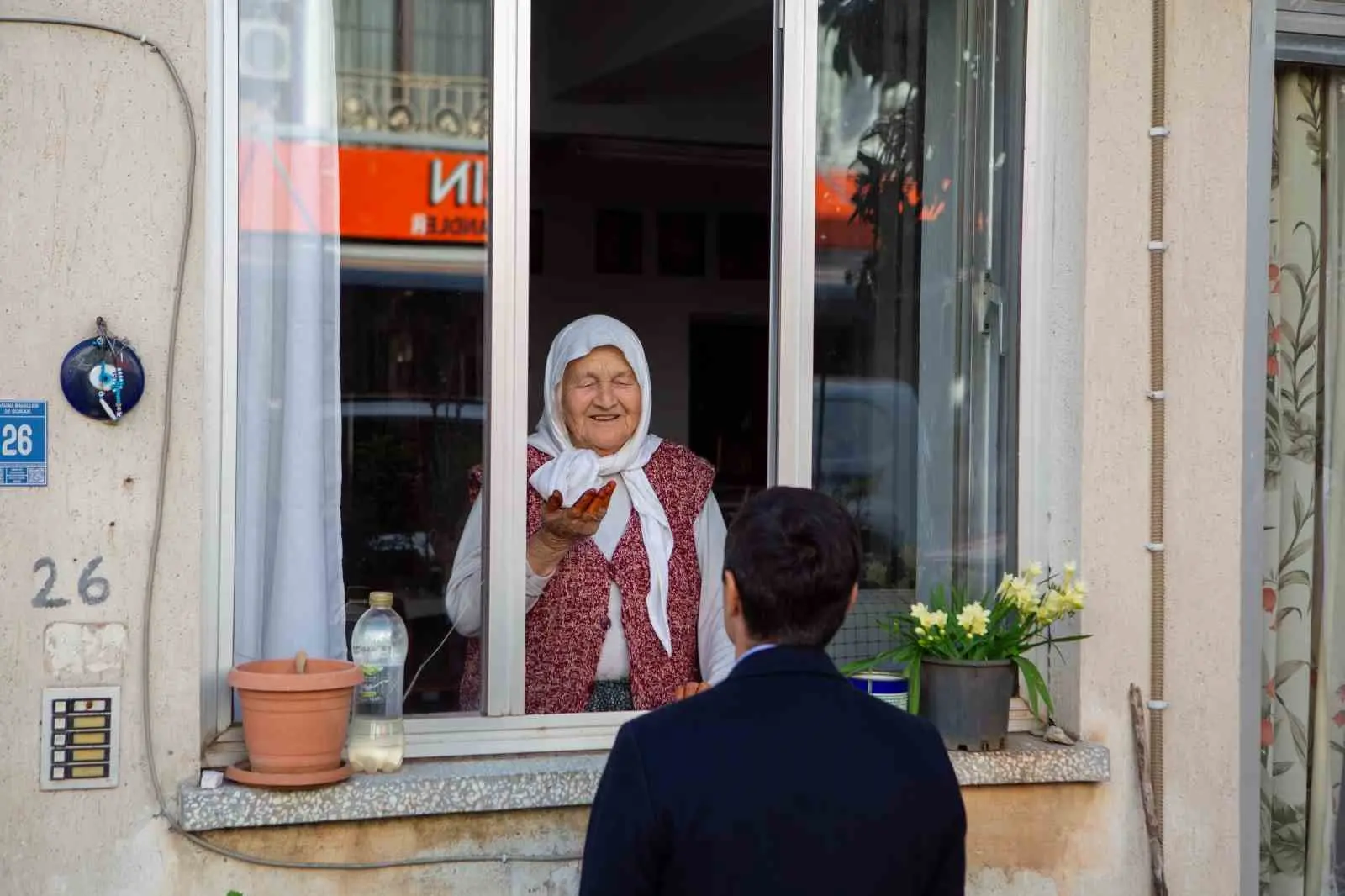 Başkan Ünlü: “Büyüklerimize yaşamın ağırlığını hissettirmeyelim”