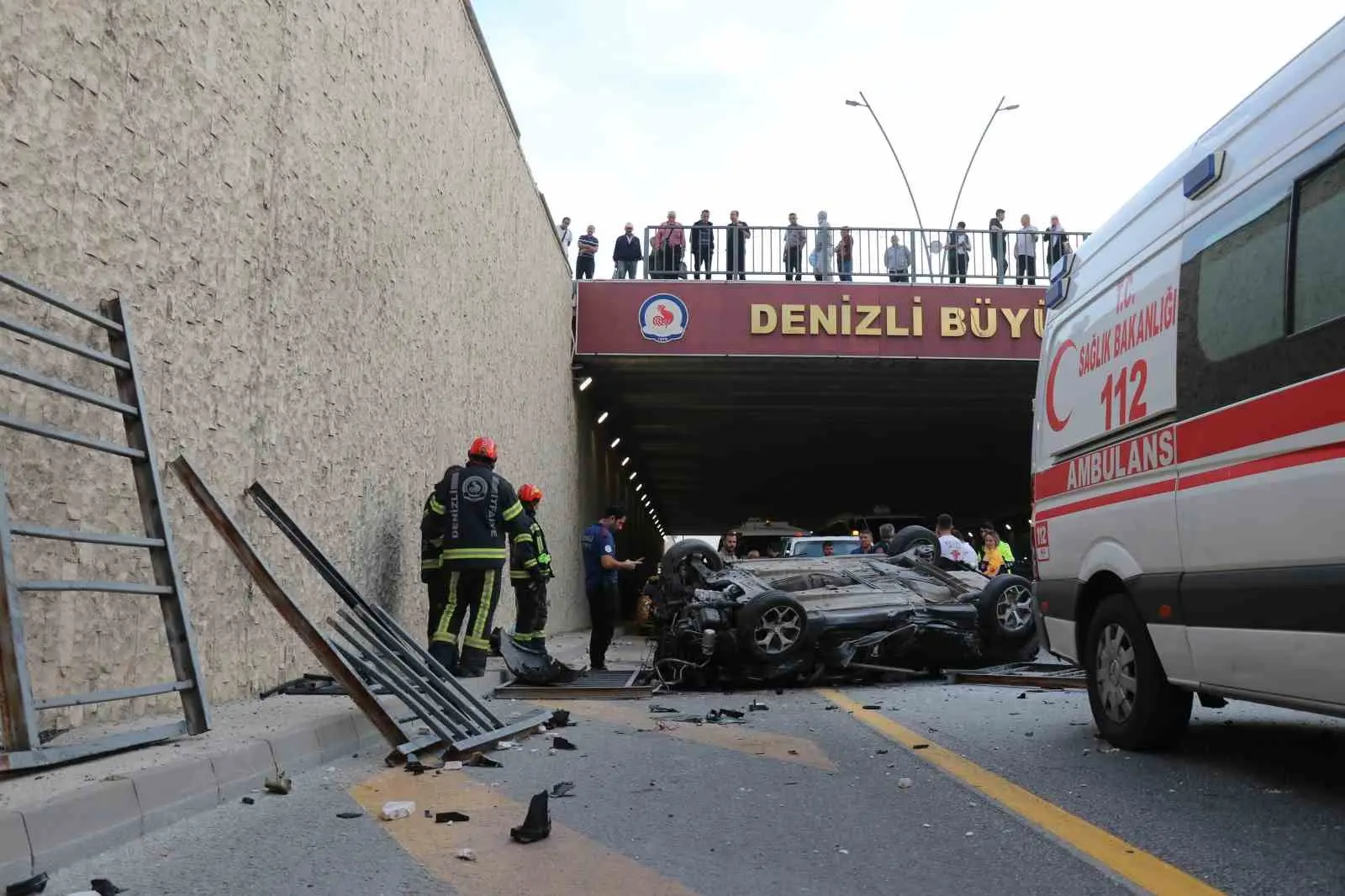 Denizli’de köprülü kavşakta kaza yapan otomobil 5 metreden aşağıya ters düştü: 1 ölü, 2 ağır yaralı