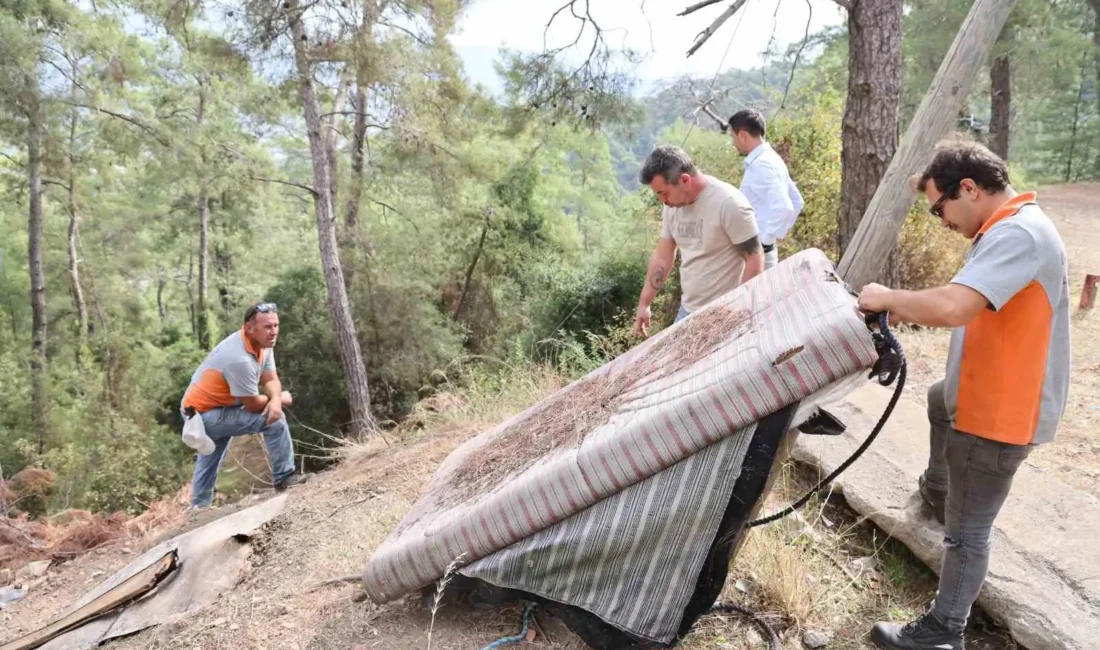 Datça Karayolu kenarında temizlik çalışması yapan Marmaris Belediyesi ekipleri, yangın