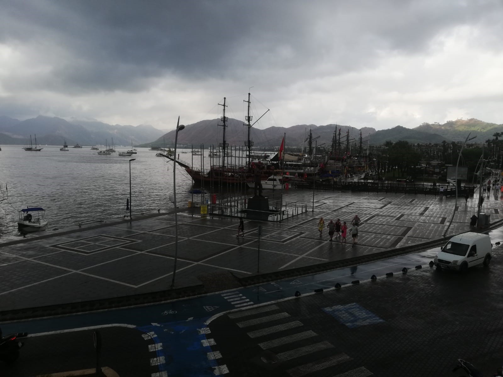 Marmaris’te sağnak yağış etkili oldu