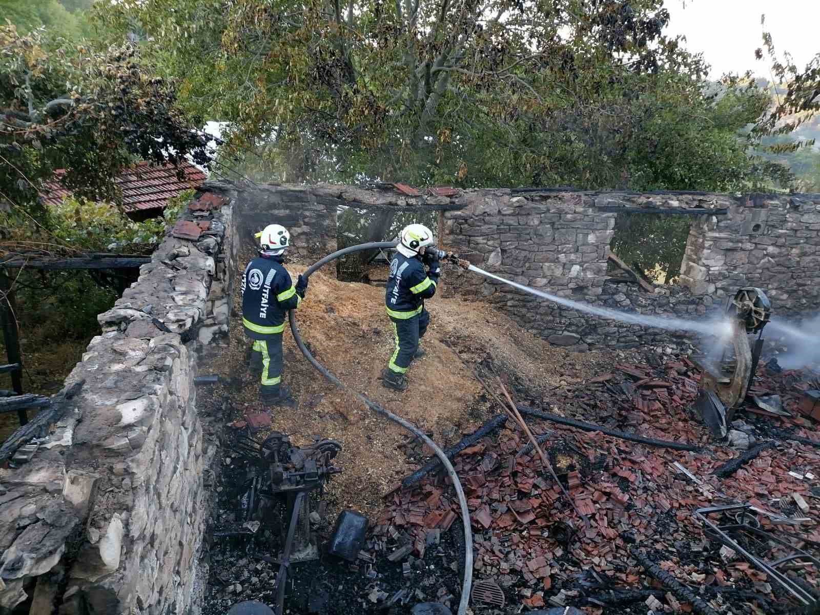 Müstakil ev çıkan yangında kullanılamaz hale geldi