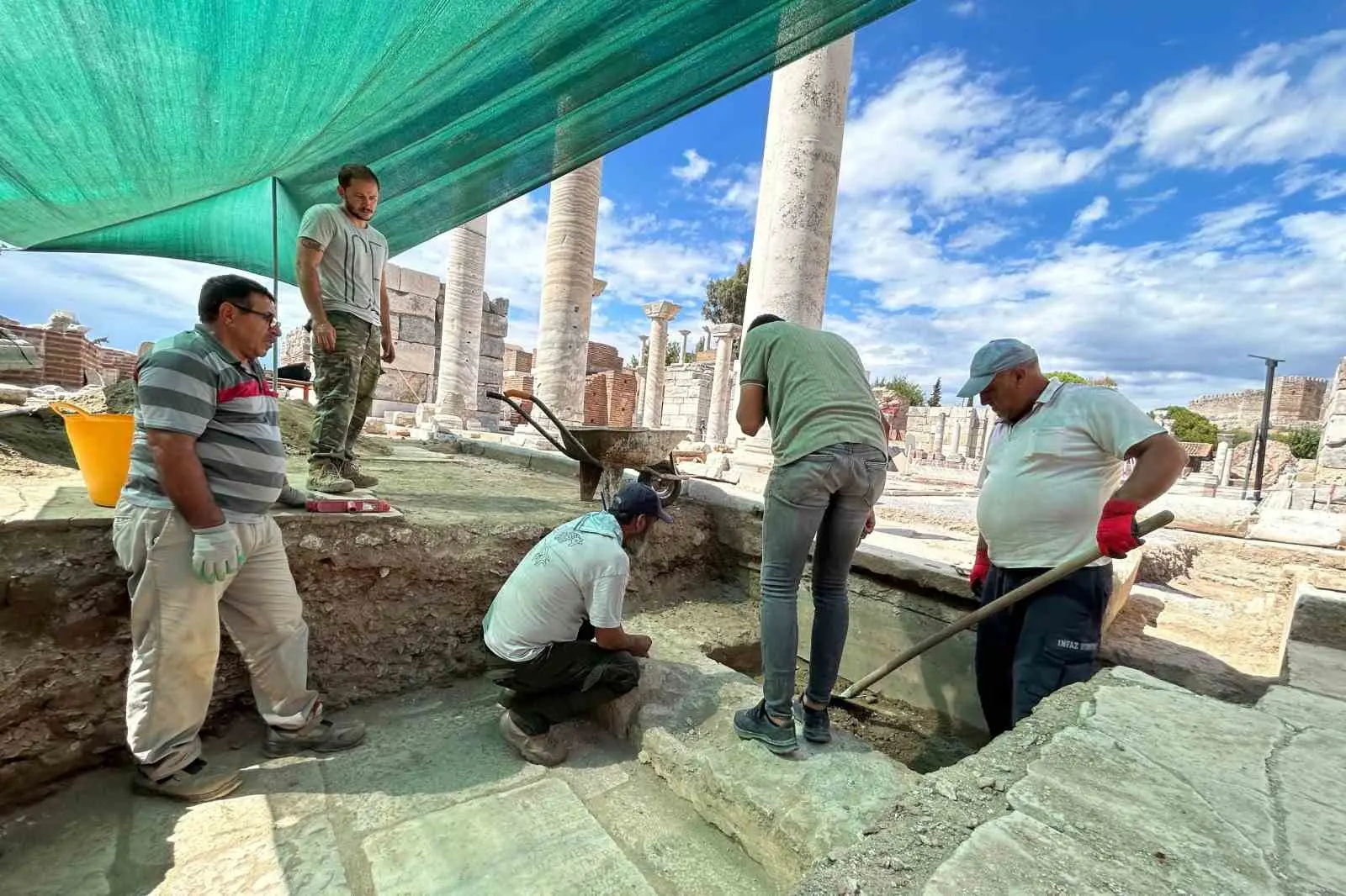 Tam bin 800 yıllık: İzmir’de Romalı gladyatörün lahiti bulundu