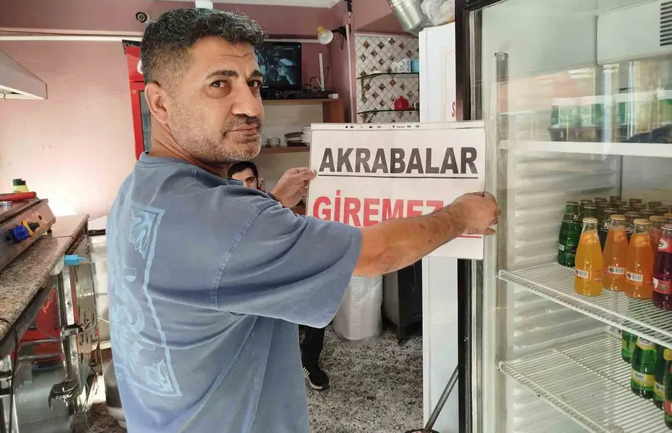 Bedavacı akrabalara isyan etti, dükkanına ’Akrabalar giremez’ pankartı astı