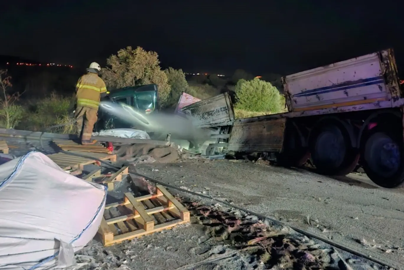 İzmir’de feci kaza: Önce ata sonra tıra çarptı, yanan araçtan sağ çıkamadı