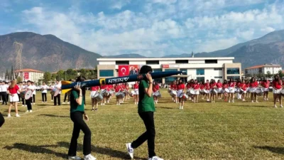 Köyceğiz Fen Lisesi cumhuriyet kutlamalarına ikincilik aldıkları roketle katıldı