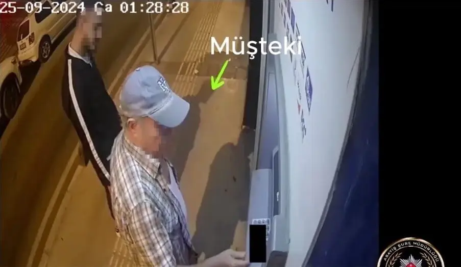 Sıra bekler gibi yaptı, ATM’den para çeken emekliyi gasp etti