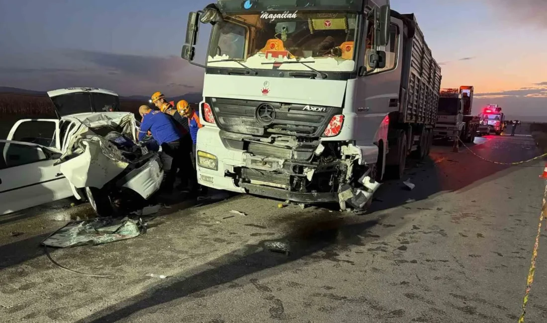 Afyonkarahisar’da tırın otomobili adeta