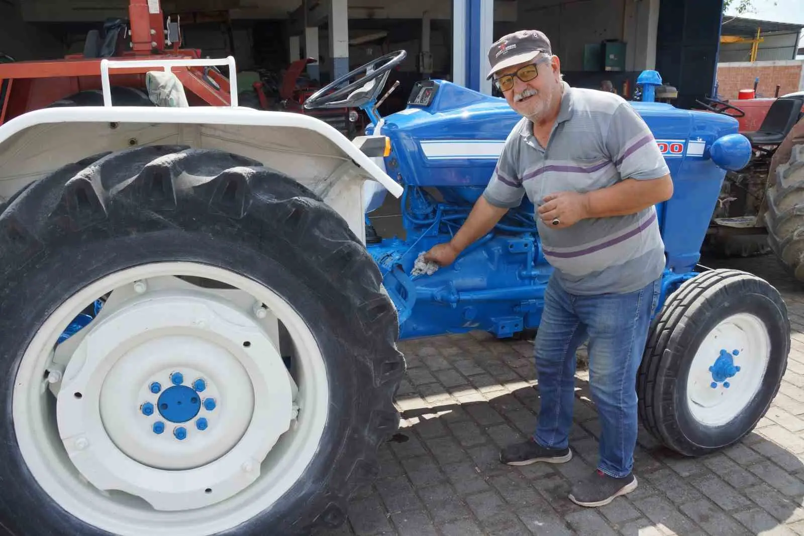 Yarım asırlık traktörüne gözü gibi bakıyor