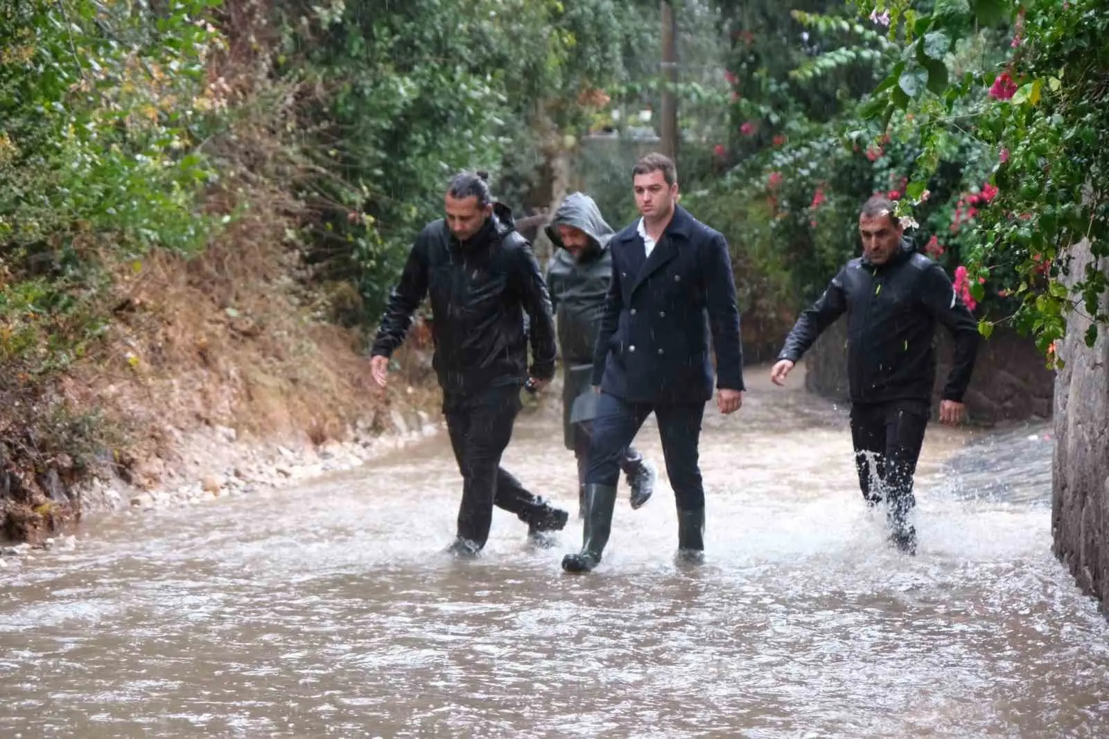 Bodrum’da Belediye ekiplerinden yağmur mesaisi