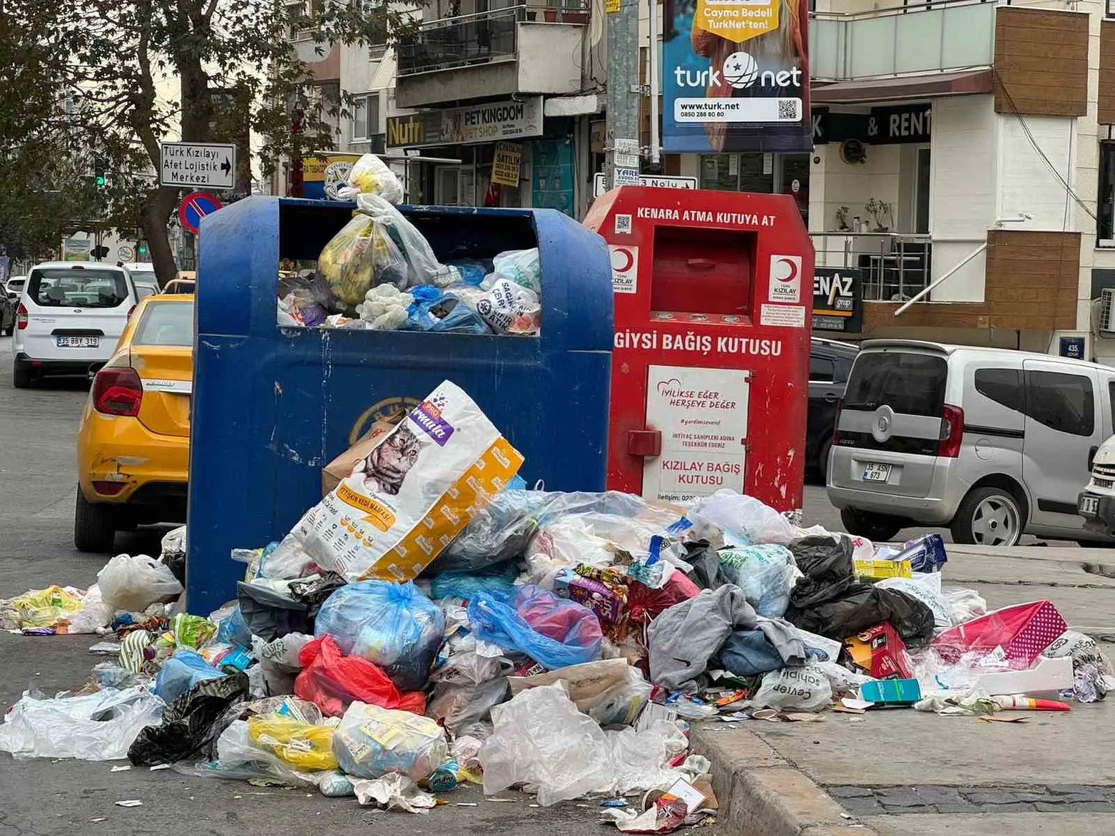 İzmir Buca’da belediye çalışanları iş bıraktı, ilçede çöp yığınları oluştu