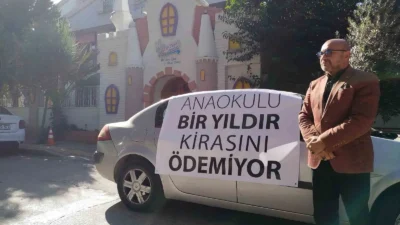 İzmir’de anaokulu önünde şaşırtan pankart