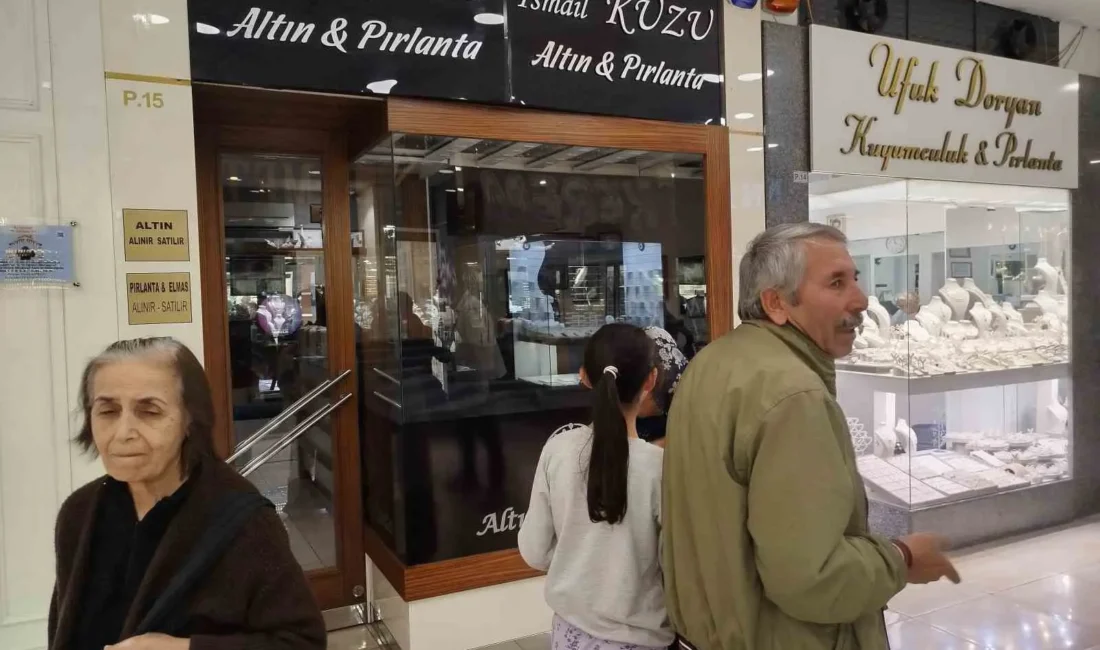 İzmir’in Karşıyaka ilçesinde vatandaşlardan