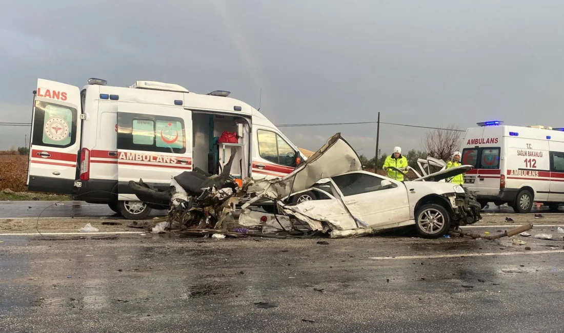 Denizli'nin Buldan ilçesinde akraba düğüne giden aileyi taşıyan otomobilin karşı