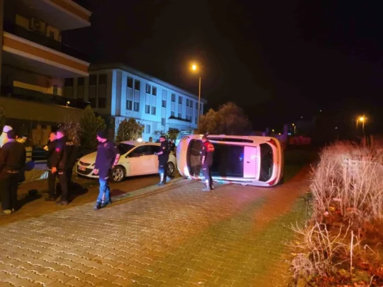 Aydın’da 17 yaşındaki sürücü park etmek isterken otomobili devirdi