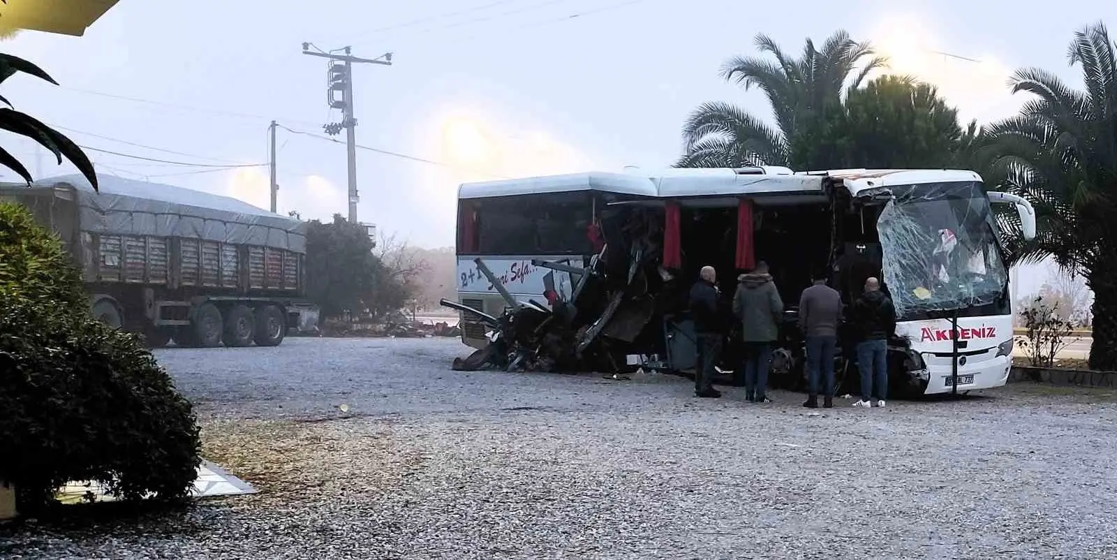 Denizli’de feci kaza! Yolcu otobüsü akaryakıt istasyonundan çıkan tıra çarptı: 1 ölü, 20 yaralı