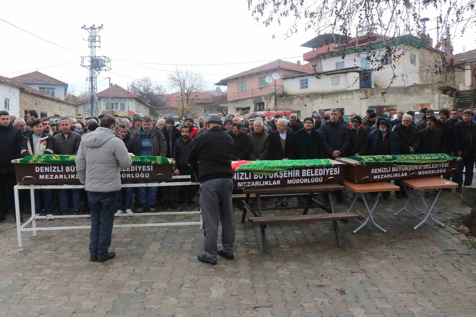 Denizli’de akrabalarının düğününe giderken geçirdikleri kazada hayatını kaybeden 3 kişilik