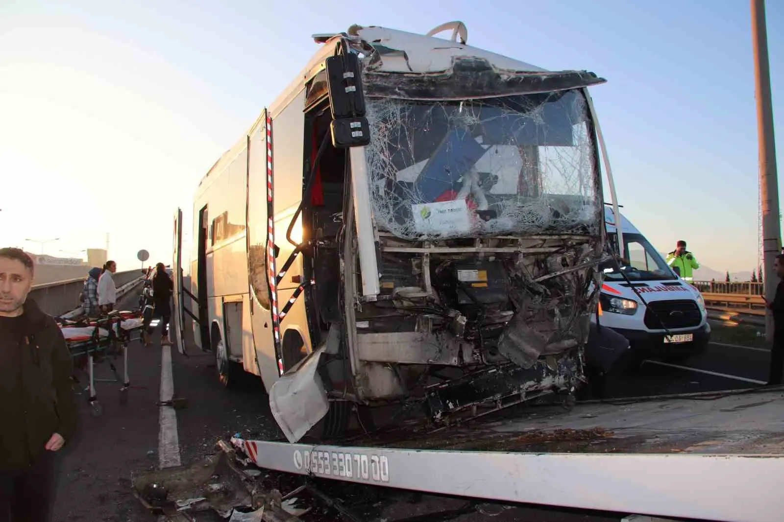 Manisa’da işçi servisi tıra çarptı! 22 kişi yaralandı