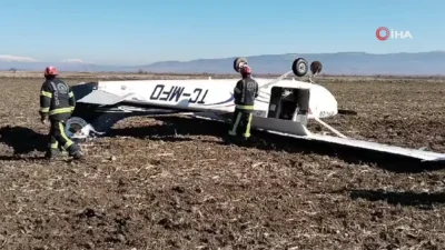 Denizli’de zorunlu iniş yapan eğitim uçağı tarlaya ters olarak çakıldı