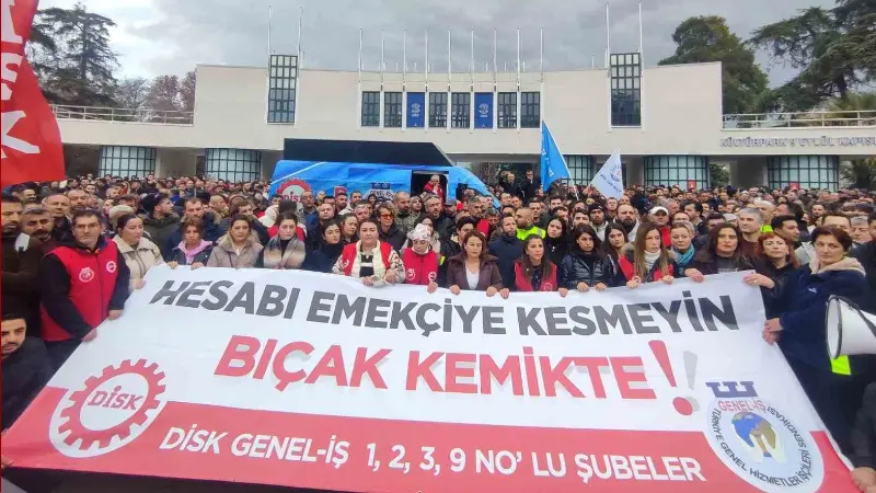 İzmir Büyükşehir Belediyesinde binlerce işçiyi kapsayan maaş krizinin patlak vermesinin