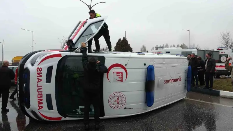 Kütahya’da hasta taşıyan ambulans ile otomobilin çarpışması sonucu meydana gelen