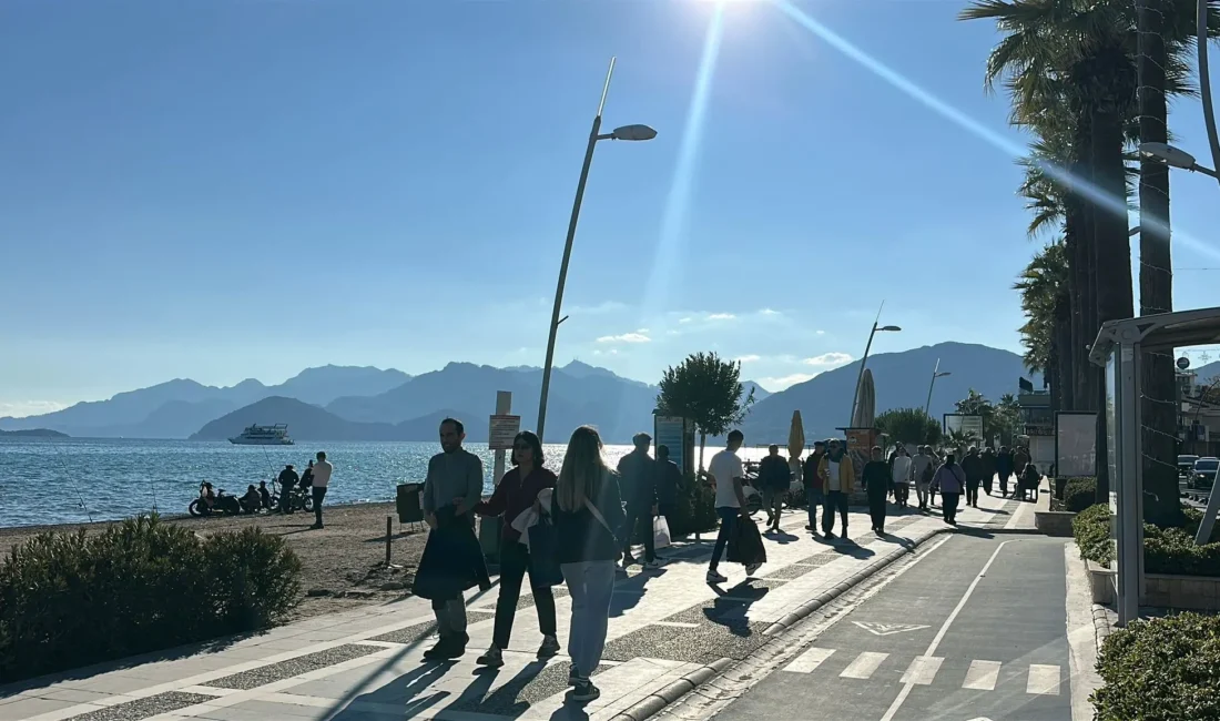 Marmaris'te etkili olan sağanak yağışın ardından güneşli havayı fırsat bilen