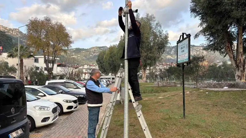 Marmaris Belediyesi ekipleri ilçedeki parklara kamera sistemi takılması için çalışmalarını