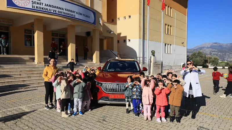 Muğla Valisi Dr. İdris Akbıyık, Menteşe’de ilkokul çocuklarını TOGG ile