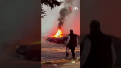 Antalya'da sabah saatlerinde otomobilini park edip işe giden bir kişi,